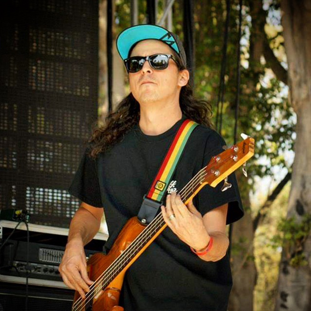 Alejandro Díaz (Pato Beat) - Bajo - Manfugaz